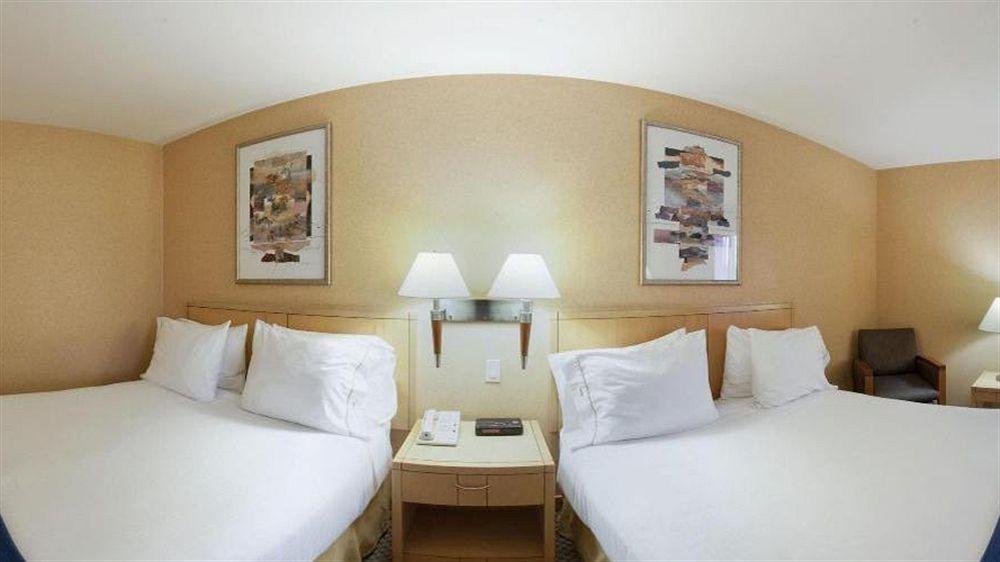 Holiday Inn Express & Suites Langley By Ihg Екстериор снимка