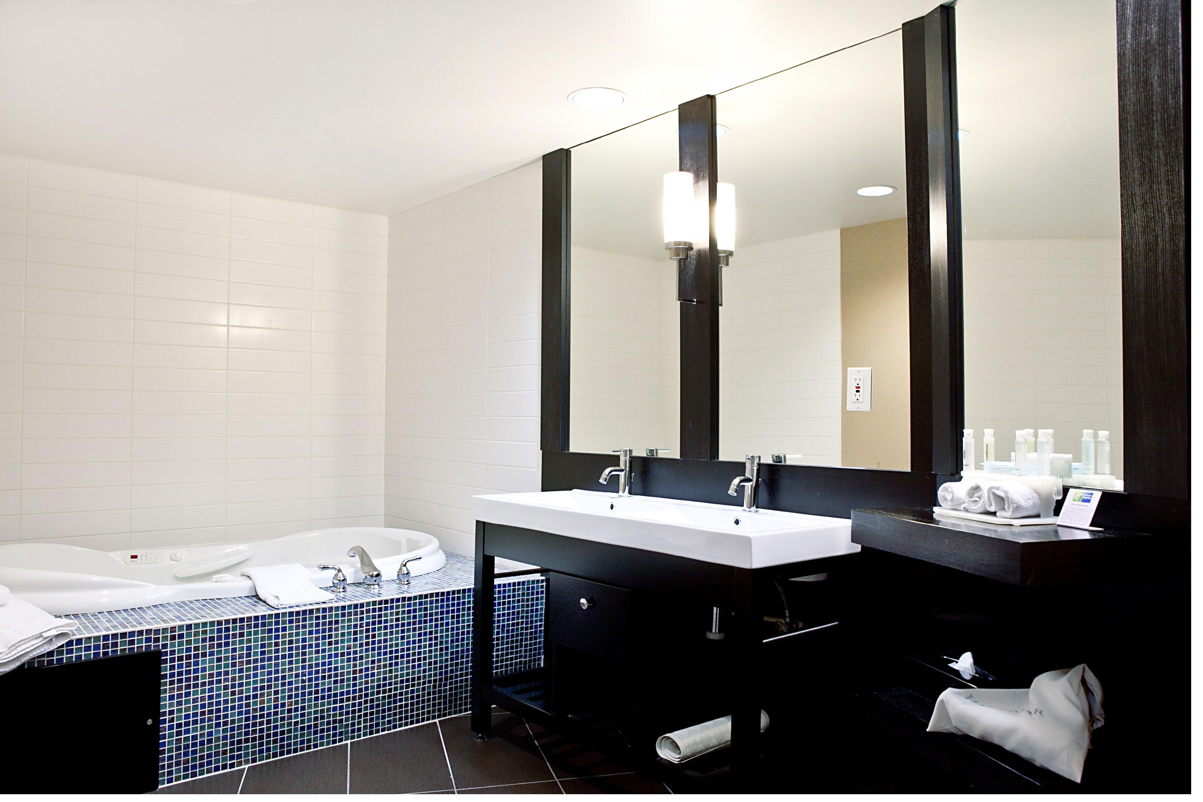 Holiday Inn Express & Suites Langley By Ihg Екстериор снимка