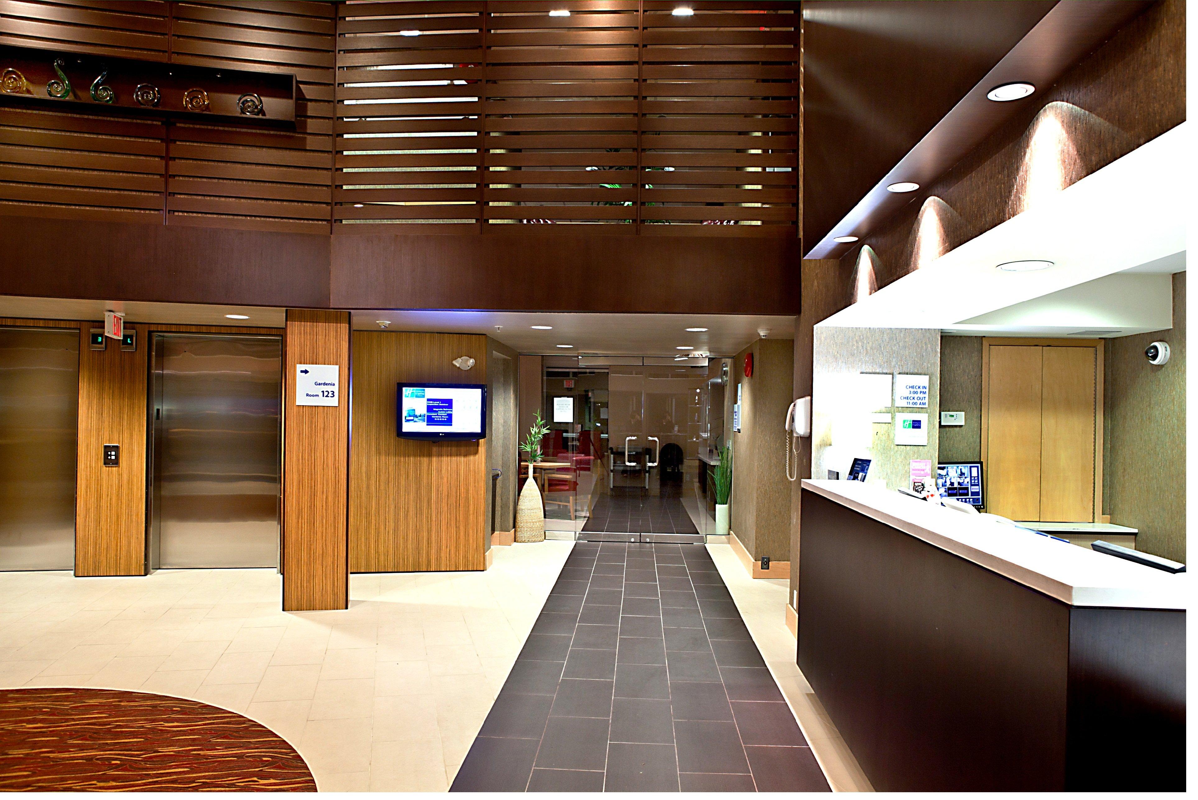 Holiday Inn Express & Suites Langley By Ihg Екстериор снимка