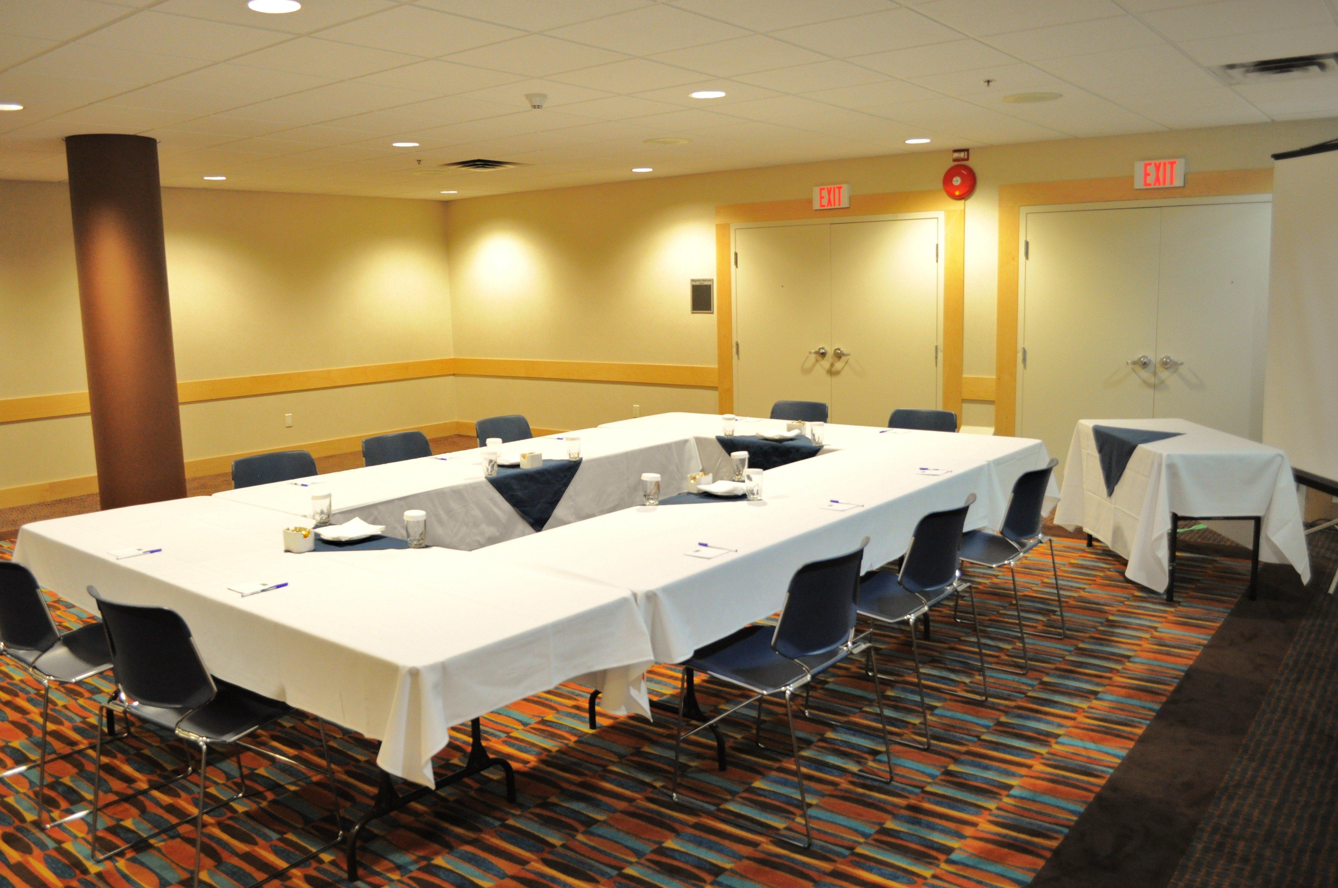 Holiday Inn Express & Suites Langley By Ihg Екстериор снимка