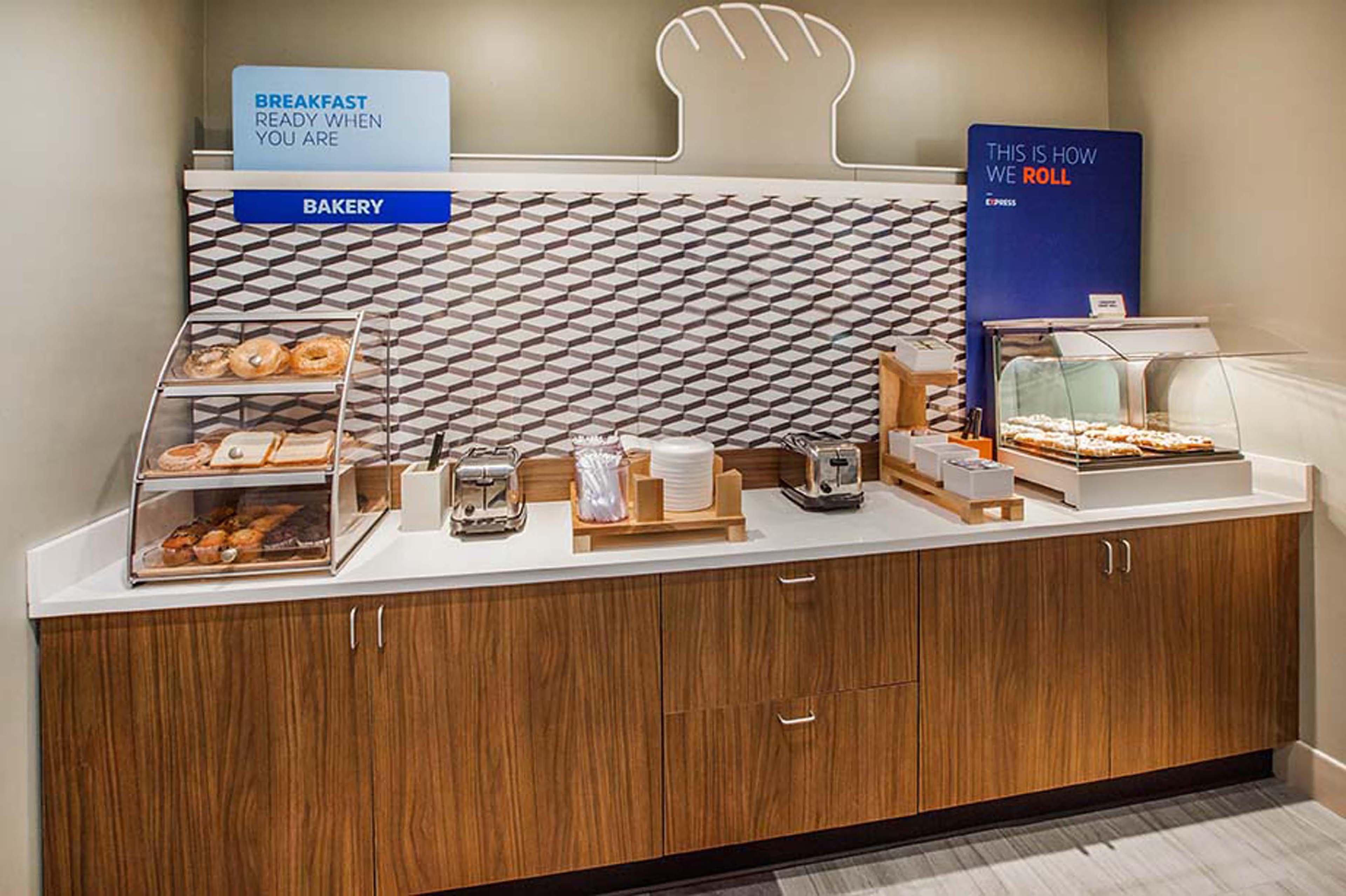Holiday Inn Express & Suites Langley By Ihg Екстериор снимка