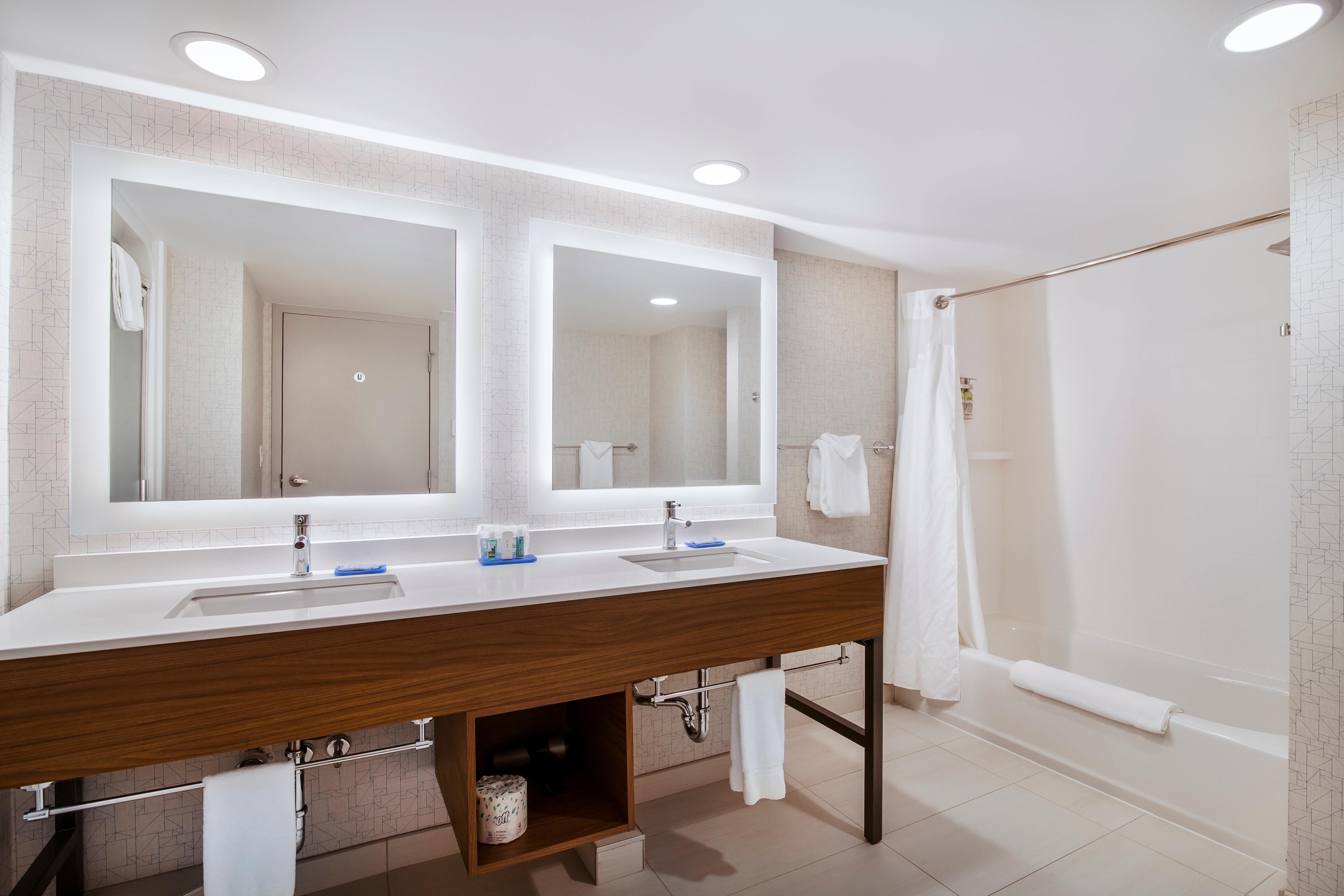 Holiday Inn Express & Suites Langley By Ihg Екстериор снимка