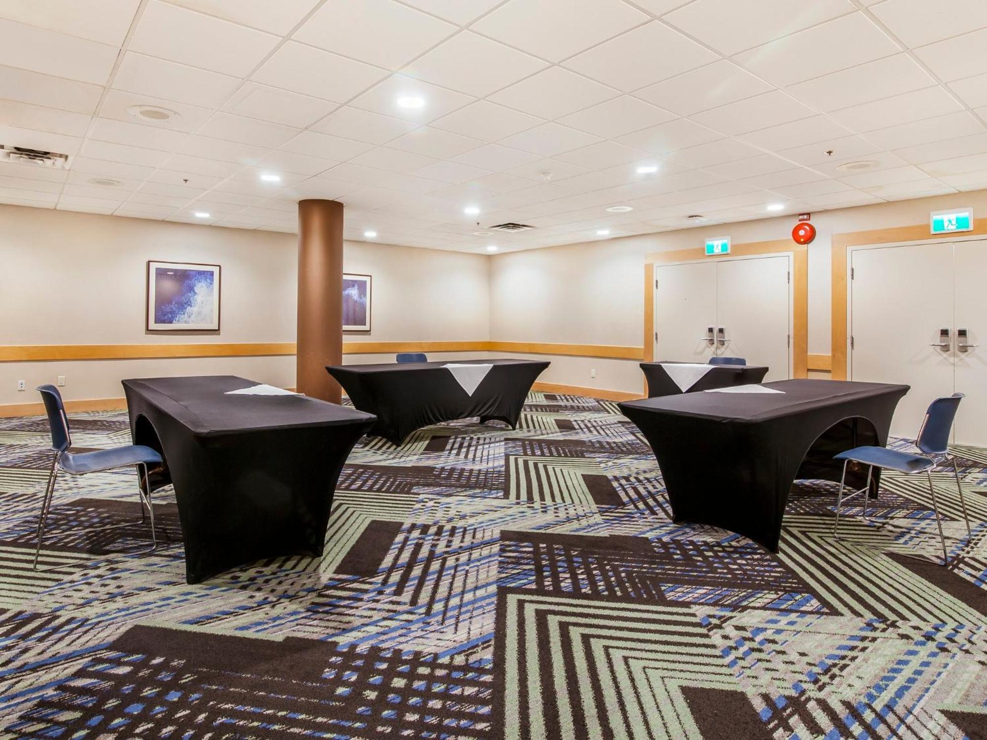 Holiday Inn Express & Suites Langley By Ihg Екстериор снимка